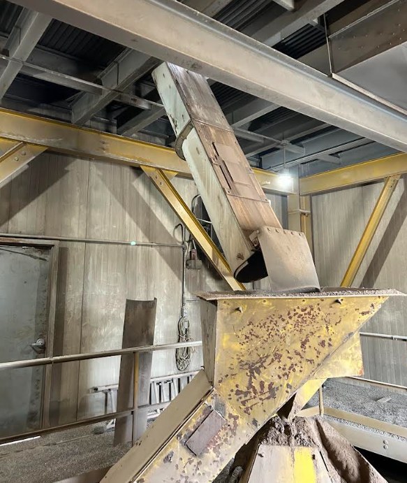 Bucket elevator diverter chute lined with JADCO QT-PLUS wear plate